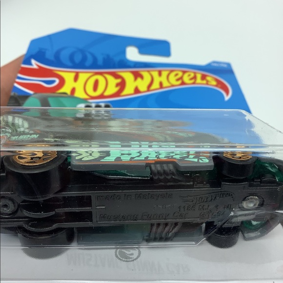 HOTWHEELS.. COLLECTIBLE , TREASURE HUNT.. MUSTANG FUNNY CAR🚙 .. BNIP - Picture 2 of 4